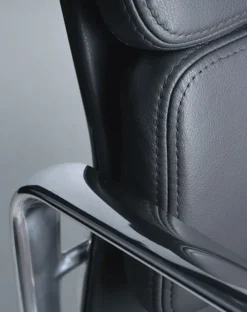 Vitra Soft Pad Chair EA 217 Kontorstol, sort læder/krom stel fra><noscript><img width=