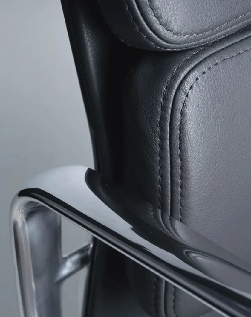 Vitra Soft Pad Chair EA 217 Kontorstol, sort læder/krom stel fra> Kontorstole