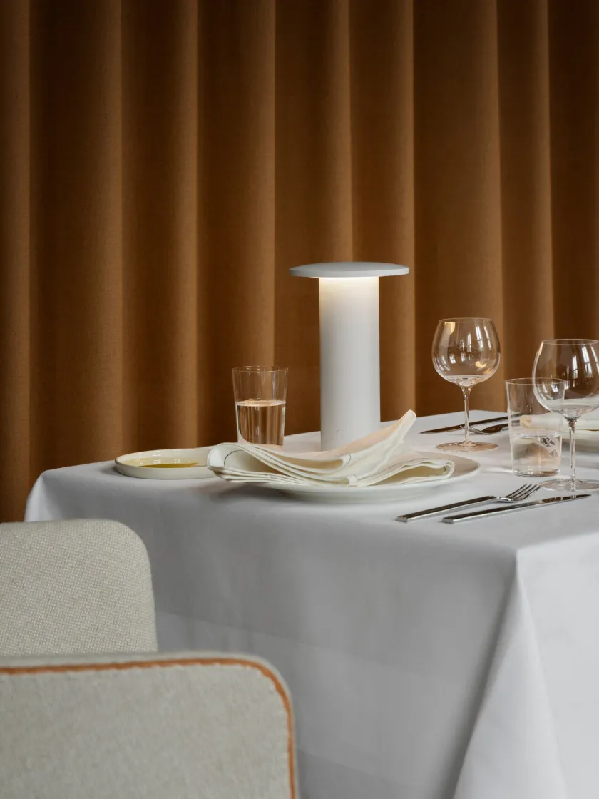 Fritz Hansen Solae Portable lampe af Cecilie Manz> Portable Lamper|Spots