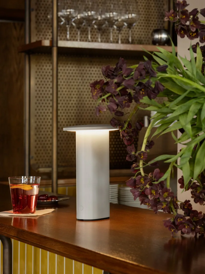 Fritz Hansen Solae Portable lampe af Cecilie Manz> Portable Lamper|Spots