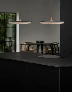 Le Klint Soleil pendel medium, røget eg, plast skærm fra><noscript><img width=
