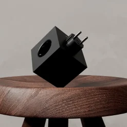 Avolt Square 2 Stikdåse med USB, sort fra><noscript><img width=