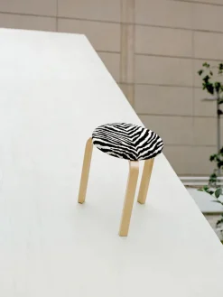 Artek Stool 60, honey stained birk fra><noscript><img width=