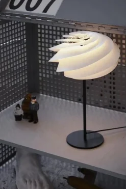 Le Klint Swirl bordlampe fra> Spots