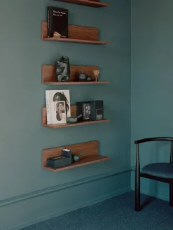 New Works Tana Wall Shelf, walnut fra> Hylder