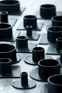 Kunstindustrien The Square lysestage Ø7 cm, sort fra> Lysestager