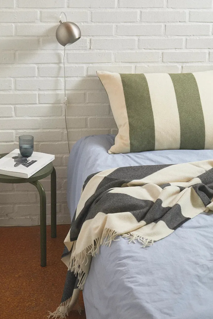 Silkeborg Uldspinderi The Sweater Cushion, blue fra> Puder Og Plaider|Puder