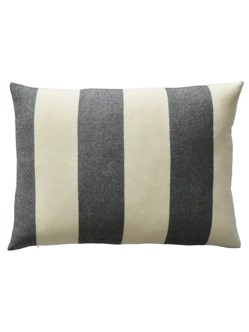 Silkeborg Uldspinderi The Sweater Cushion, cobalt fra> Puder Og Plaider|Puder