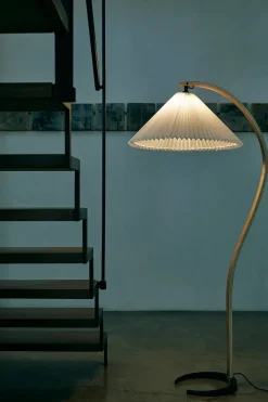 GUBI Timberline gulvlampe fra><noscript><img width=