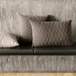 Fritz Hansen Trapez Pude 50x50 i earth brown af Arne Jacobsen> Puder Og Plaider|Puder