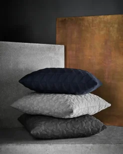 Fritz Hansen Trapez Pude 60x40 i midnight blue af Arne Jacobsen> Puder Og Plaider|Puder