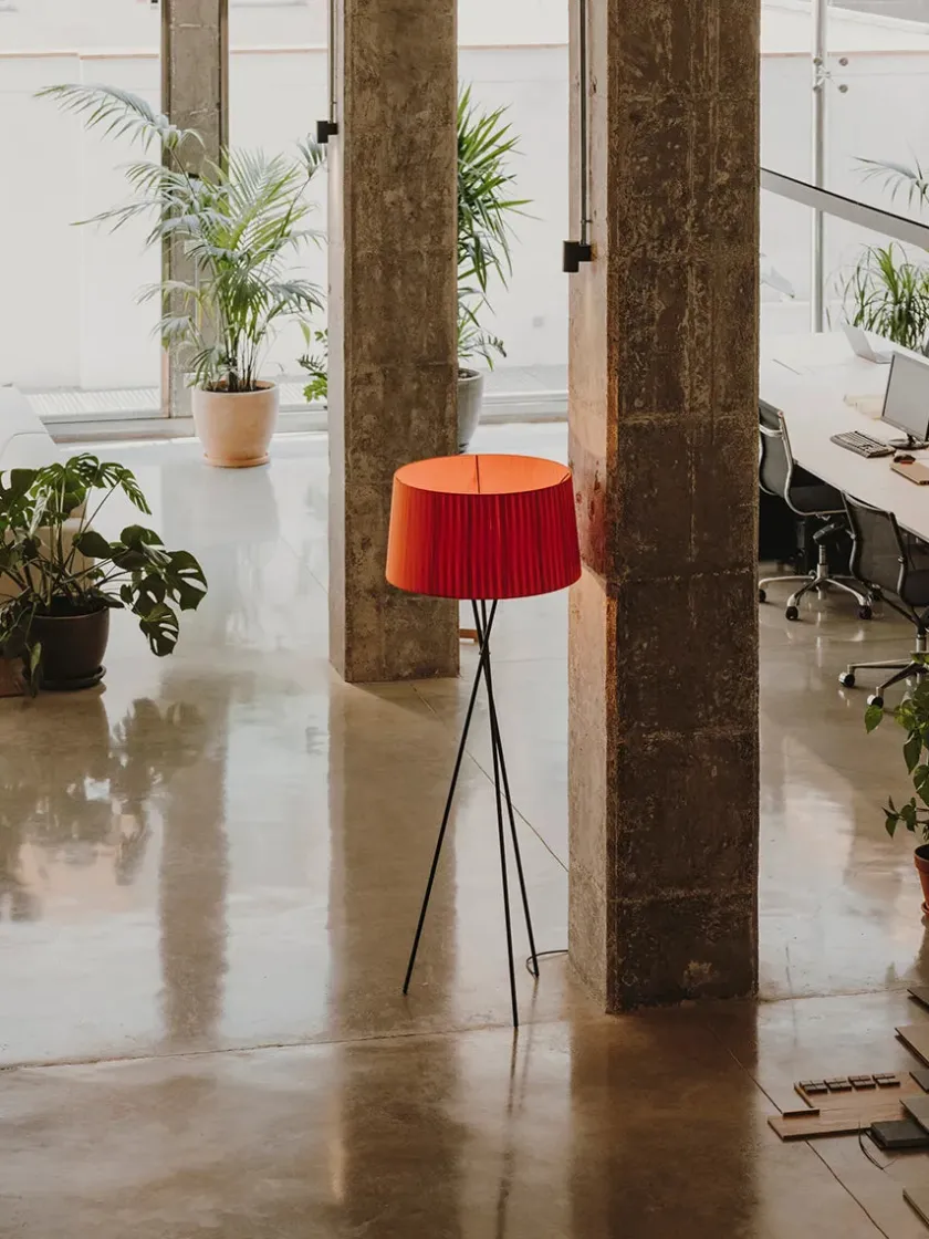 Santa & Cole Tripode Gulvlampe fra Santa and Cole, mustard (G5)> Gulvlamper|Spots