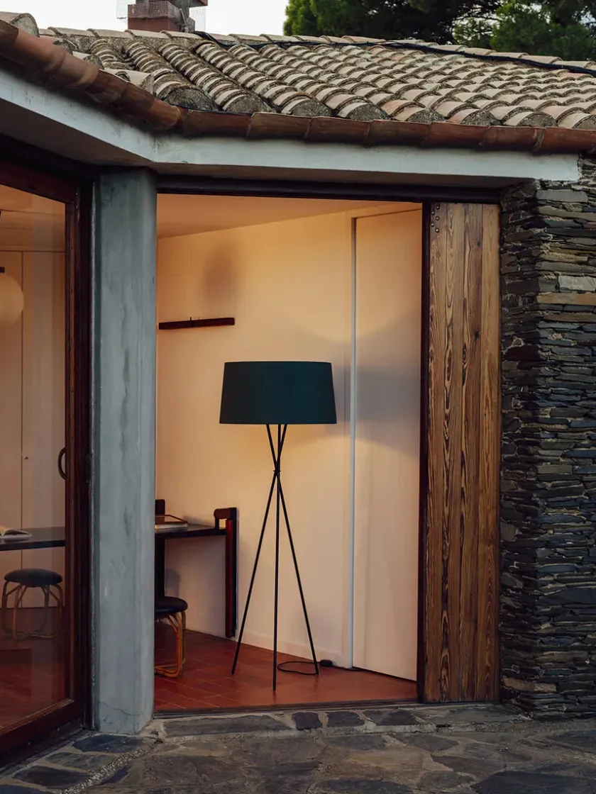 Santa & Cole Tripode Gulvlampe fra Santa and Cole, sort (G5)> Gulvlamper|Spots