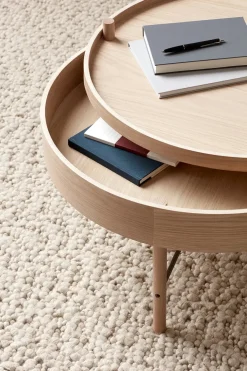 Audo Copenhagen Turning Table, white oak fra> Sofaborde