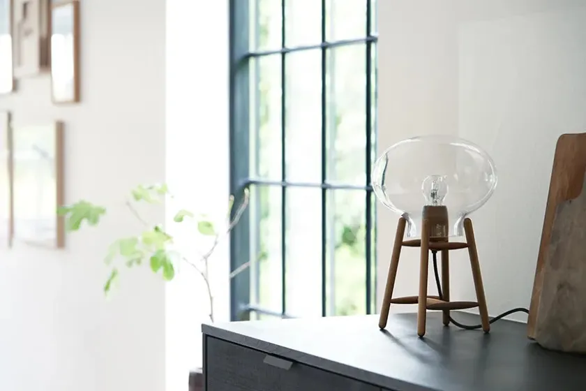 FDB Møbler U4 Hiti Bordlampe, opalt glas/eg fra> Spots