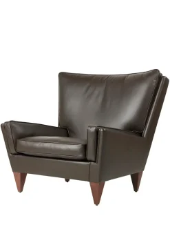 GUBI V11 Lounge Chair, smooth leather cream fra><noscript><img width=