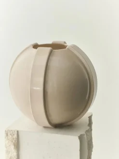 Louise Roe Vinci Vase 01, ivory fra><noscript><img width=