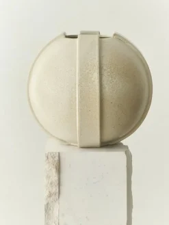 Louise Roe Vinci Vase 01, raw white fra><noscript><img width=