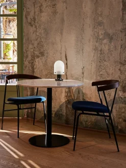 GUBI Violin Dining Chair, american walnut fra><noscript><img width=