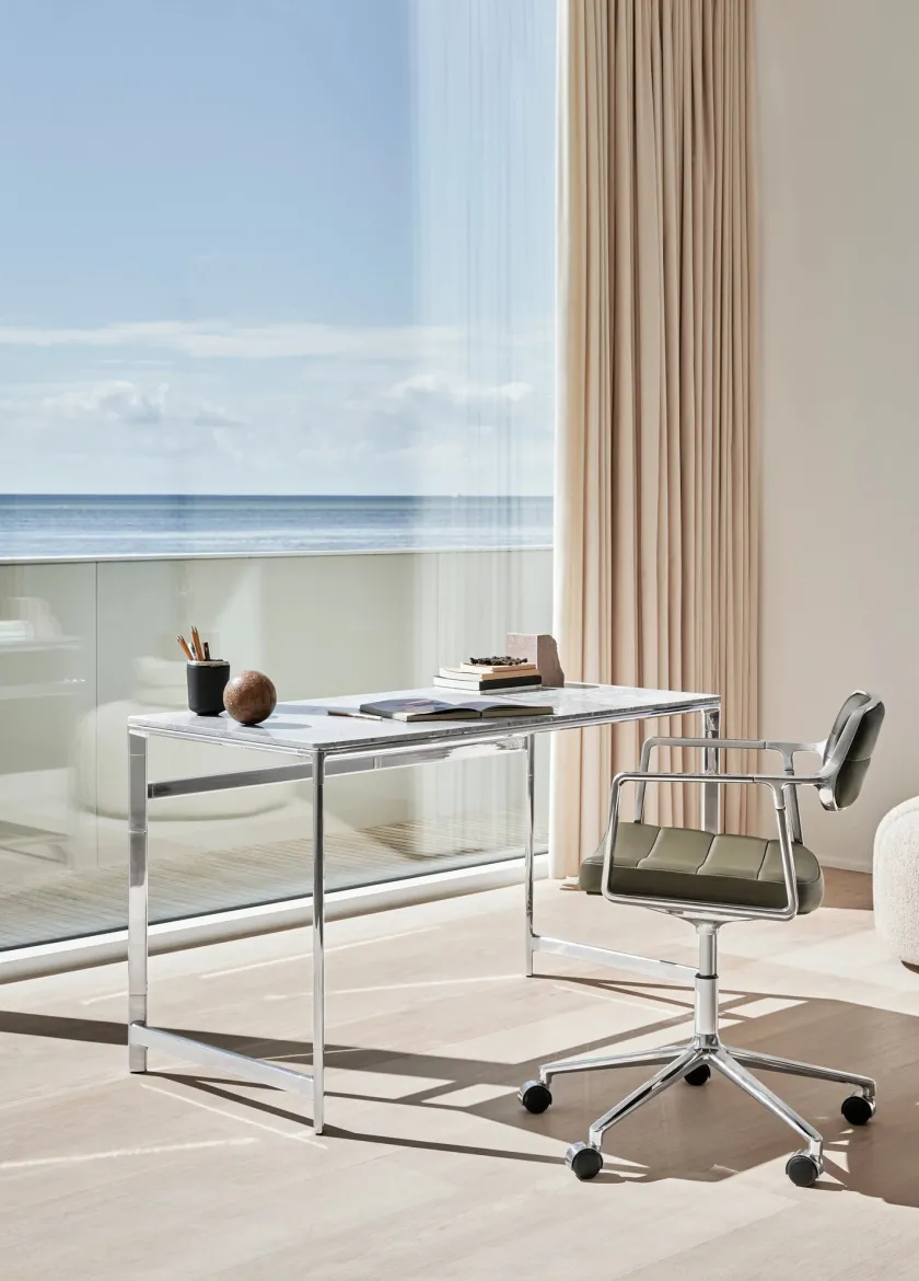 Vipp 430 Studio Desk, camel leather fra> Skriveborde
