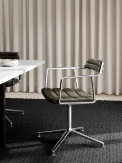 Vipp 452 Swivel Chair, dark sand fra><noscript><img width=