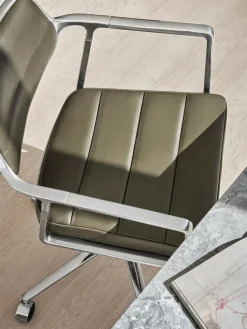 Vipp 453 Swivel+ Chair, dark sand tekstil fra><noscript><img width=