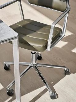 Vipp 453 Swivel+ Chair m/hjul, dark sand tekstil fra><noscript><img width=