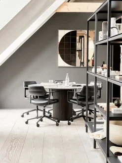Vipp 453 Swivel+ Chair m/hjul, sort læder fra><noscript><img width=