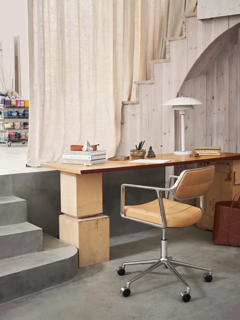 Vipp 453 Swivel+ Chair m/sort stel & hjul, sort læder fra> Kontorstole