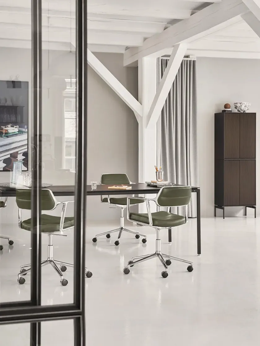 Vipp 453 Swivel+ Chair m/sort stel & hjul, sort læder fra> Kontorstole