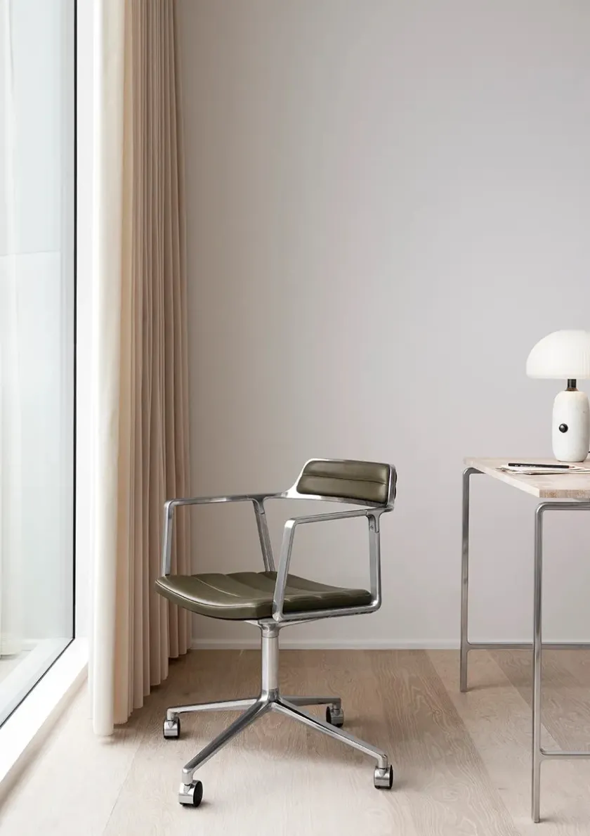 Vipp 452 Swivel Chair m/sort stel & hjul, sort læder fra> Kontorstole
