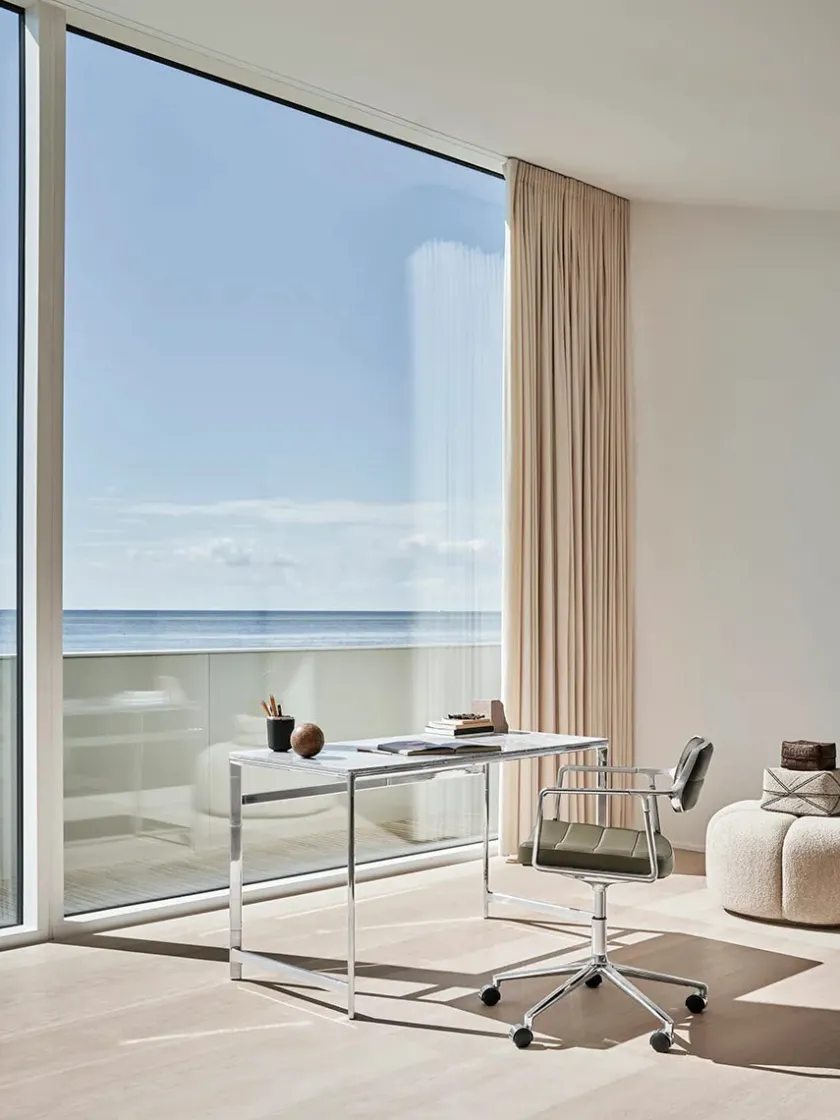 Vipp 453 Swivel+ Chair m/sort stel, sort læder fra> Kontorstole