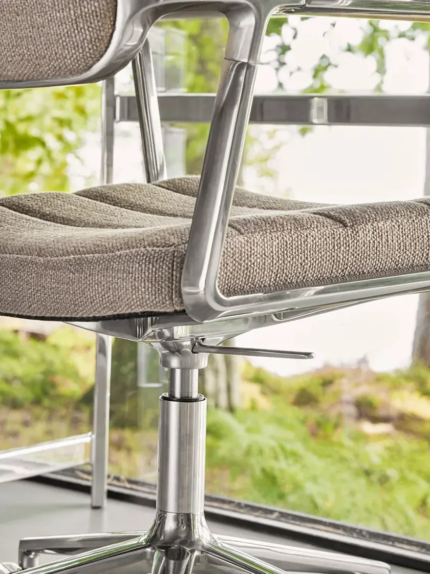 Vipp 453 Swivel+ Chair, sort læder fra> Kontorstole