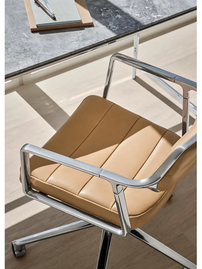 Vipp 453 Swivel+ Chair, sort læder fra> Kontorstole