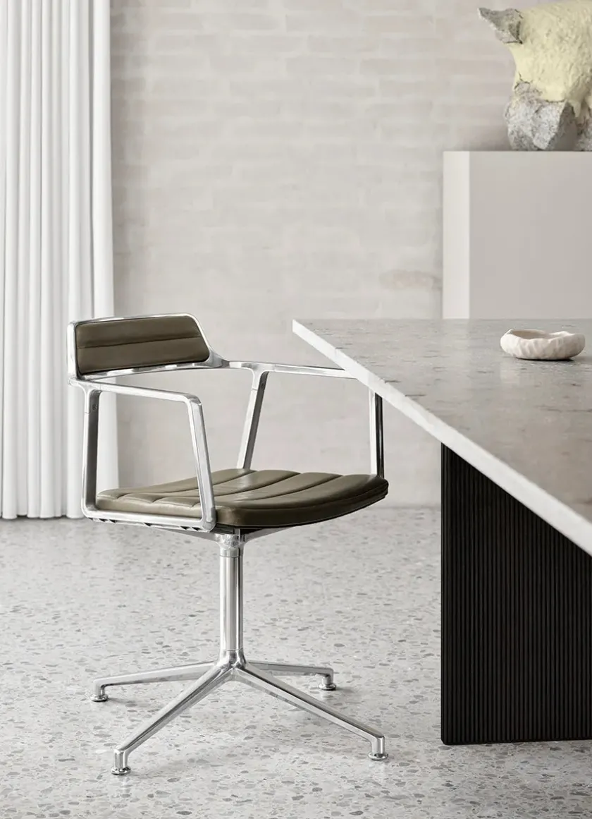 Vipp 452 Swivel Chair, sort læder fra> Spisebordsstole