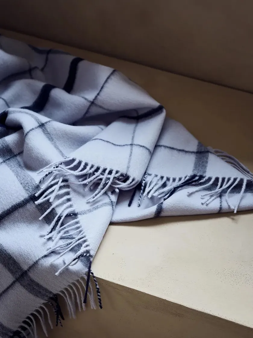 Silkeborg Uldspinderi Warp & Weft Plaid, concrete/midnight fra> Puder Og Plaider