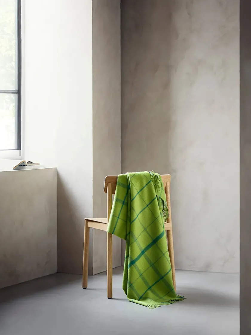 Silkeborg Uldspinderi Warp & Weft Plaid, concrete/midnight fra> Puder Og Plaider