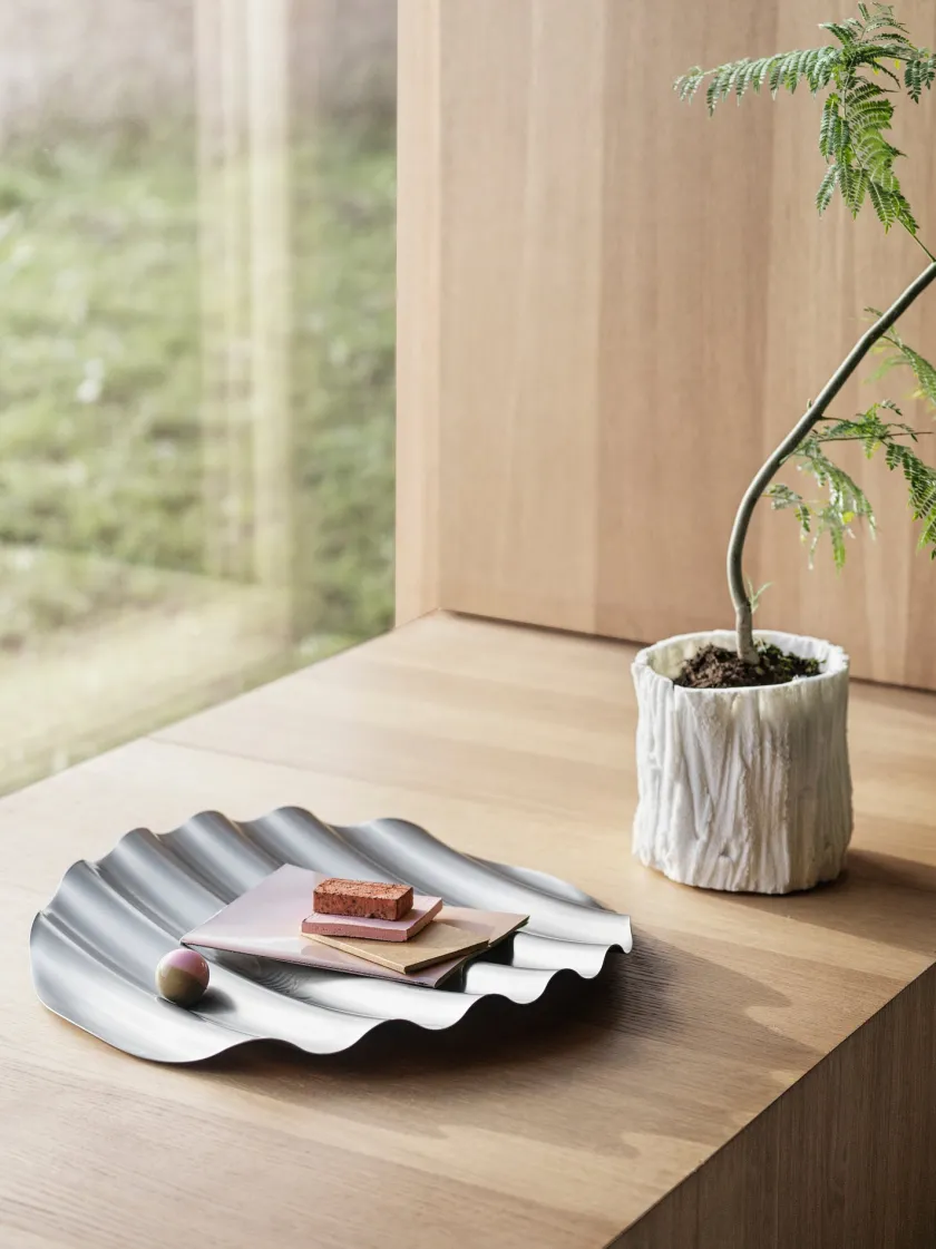 Muuto Wave Tray fra> Service