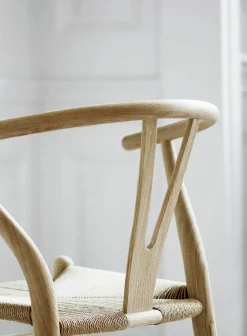 Carl Hansen & Søn Y-stol CH24, eg sæbe af Hans J. Wegner><noscript><img width=